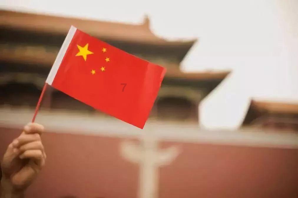 隐形的翅膀歌曲背景是什么样的