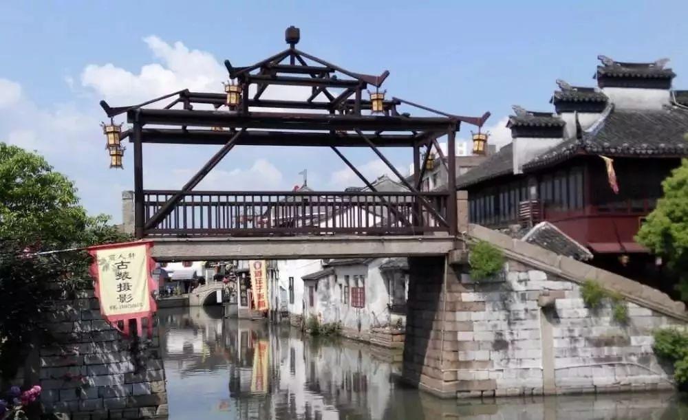 农村，原房子大门开在西南，现在重建请问大门应该开在哪里？